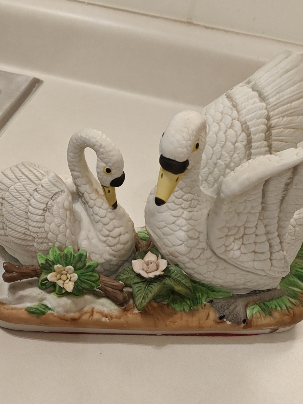 Vintage Porcelain/Ceramic Pair Of Swans Figurine
